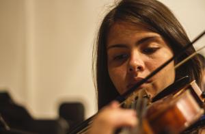 Close up of Dissandra playing violin 